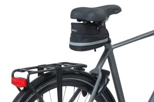 Zadeltas Basil Mada 1 liter 19 x 11 x 13 cm - zwart